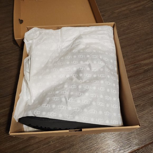 UGG Womens Classic Short II, NWT Black Size 11 - Picture 10 of 12